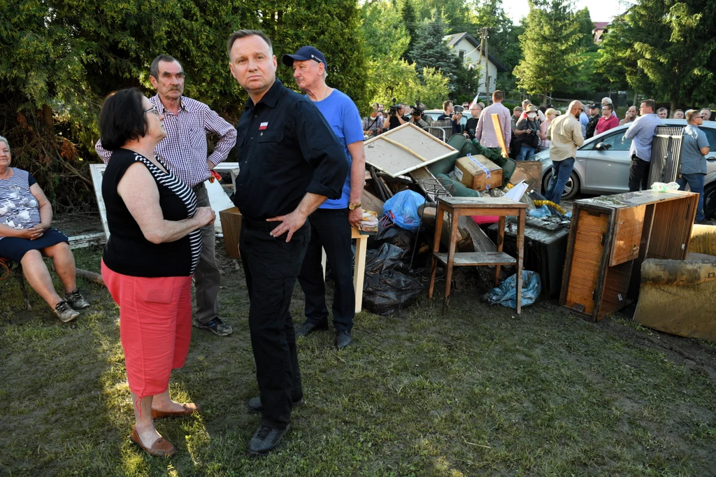 Prezydent Andrzej Duda podczas wizyty na na terenach dotkniętych ulewami Prezydent Andrzej Duda podczas wizyty na na terenach dotkniętych ulewami