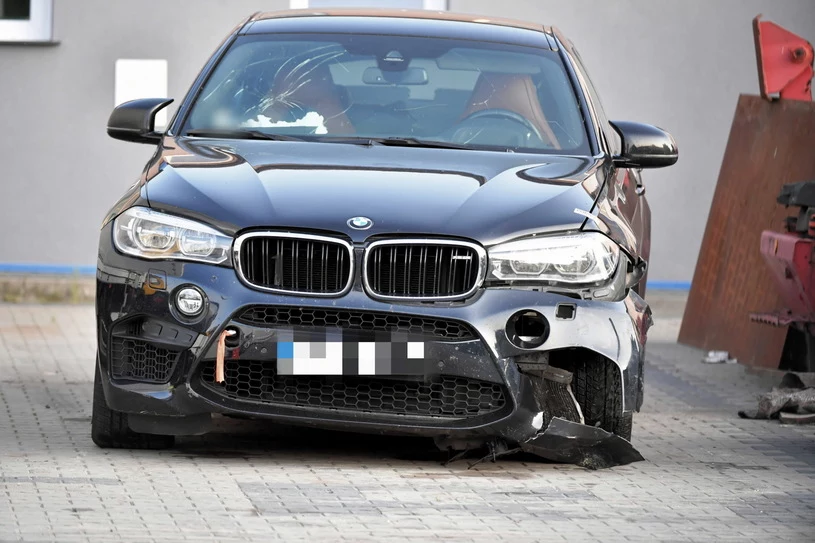 Rozbity samochód BMW X6 M na policyjnym parkingu depozytowym w Niechcicach 