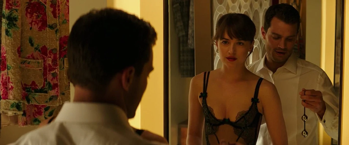 Dakota Johnson i Jamie Dornan w filmie "Ciemniejsza strona Greya"
