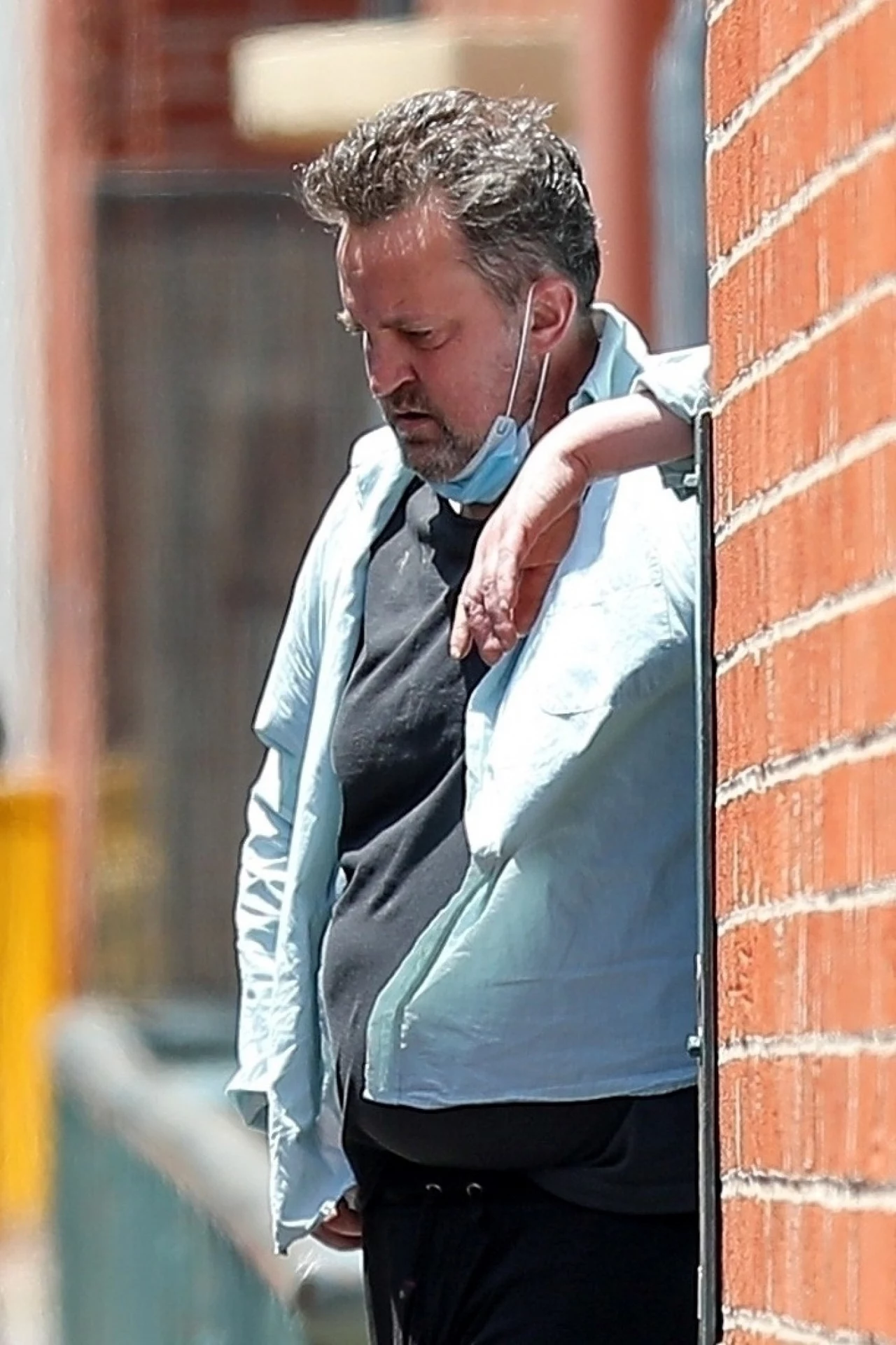 Niedawno świat obiegły niepokojące zdjęcia. Matthew Perry został przyłapany przez fotoreporterów na jednej z ulic w Beverly Hills. Sprawiał wrażenie, jakby był zmęczony, a może nawet chory. 