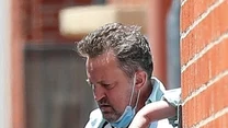 Niedawno świat obiegły niepokojące zdjęcia. Matthew Perry został przyłapany przez fotoreporterów na jednej z ulic w Beverly Hills. 

Sprawiał wrażenie, jakby był zmęczony, a może nawet chory. 