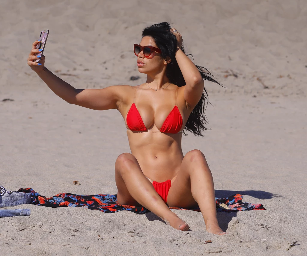 Niedawno Suelyn Medeiros została przyłapana przez fotoreporterów na plaży w Malibu. Rewelacyjnie się tam bawiła, korzystając ze słonecznej pogody. Opalała się, siedząc na piasku. Nie zapomniała też oczywiście o tym, aby zrobić sobie pamiątkowe zdjęcia. Kiedy zrobiło jej się zbyt gorąco, po prostu wskoczyła do wody. Niedawno Suelyn Medeiros została przyłapana przez fotoreporterów na plaży w Malibu. Rewelacyjnie się tam bawiła, korzystając ze słonecznej pogody. Opalała się, siedząc na piasku. Nie zapomniała też oczywiście o tym, aby zrobić sobie pamiątkowe zdjęcia. Kiedy zrobiło jej się zbyt gorąco, po prostu wskoczyła do wody.