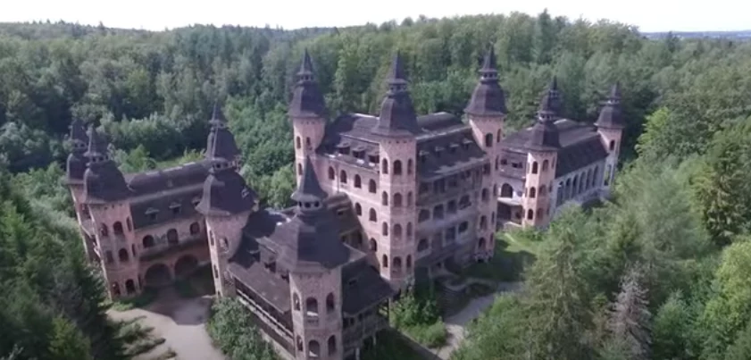 Budowla nazywana jest najmłodszym polskim zamkiem, ale niebawem straci ten tytuł na rzecz zamku w Stobnicy