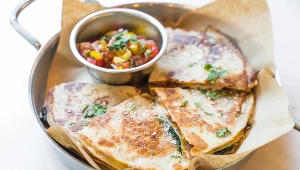 Od dzisiaj to będzie ulubione danie całej rodziny. Sałatka gyros w zupełnie nowej odsłonie 