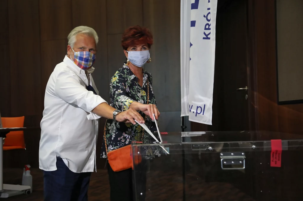 Były prezydent Aleksander Kwaśniewski wraz z żoną Jolantą oddają głos w pierwszej turze wyborów prezydenckich. Były prezydent Aleksander Kwaśniewski wraz z żoną Jolantą oddają głos w pierwszej turze wyborów prezydenckich.