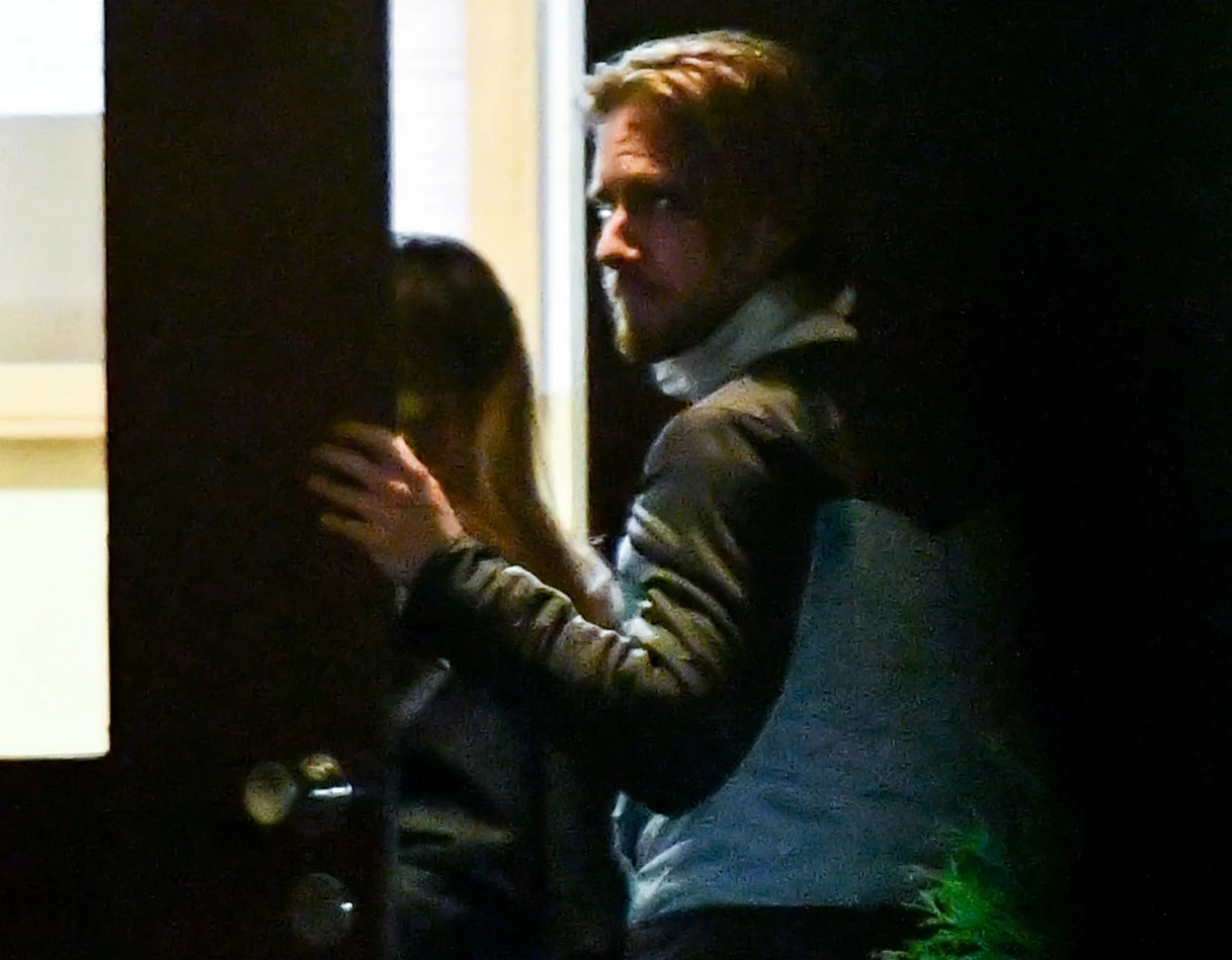 Maciej Musiał i Julia Wieniawa wchodzą do domu aktorki Maciej Musiał i Julia Wieniawa wchodzą do domu aktorki