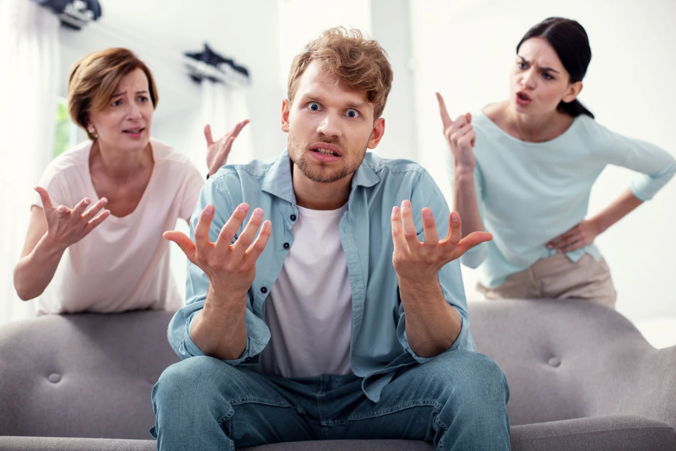 Baran Dopóki będziecie w poprawnych stosunkach, masz w niej pomocnika i spore wsparcie. Teściowa-Baran jest energiczna, pracowita, ma inicjatywę i dobre pomysły. Może się jednak okazać, że jej dobre pomysły i inicjatywa to zwykłe wtrącanie się i zamęczanie was "dobrymi" pomysłami mamusi. Jeśli tylko pokażesz jej, że za dużo jej w waszym życiu, staniesz się jej wrogiem. Mocno to odczujesz. 