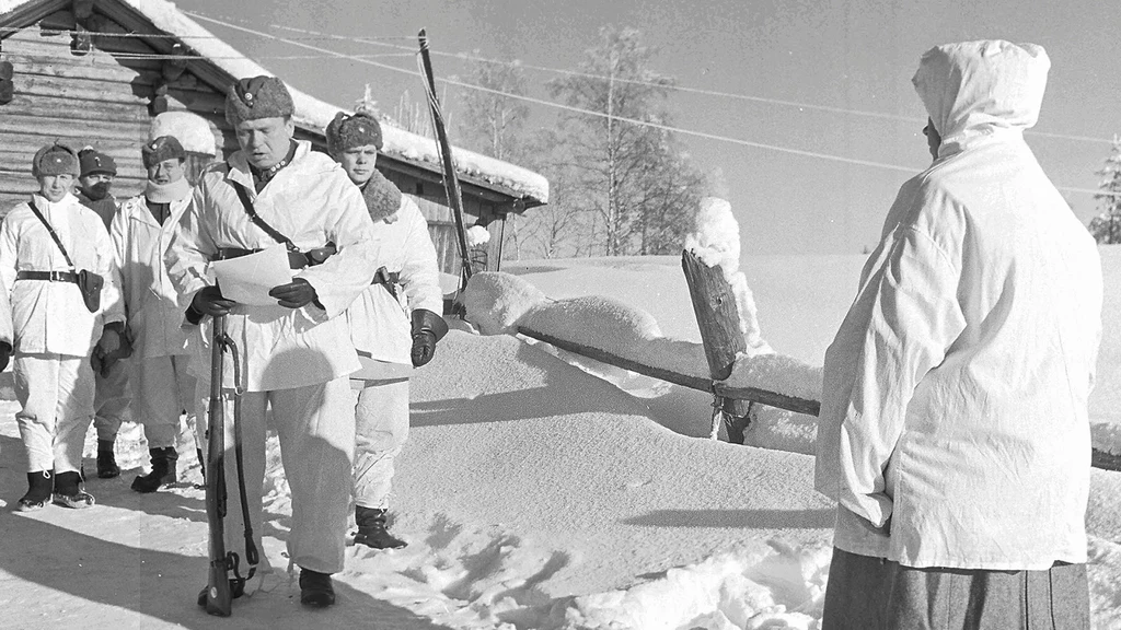 Najlepszy snajper w historii, Fin Simo Häyhä otrzymuje w nagrodę nowy karabin