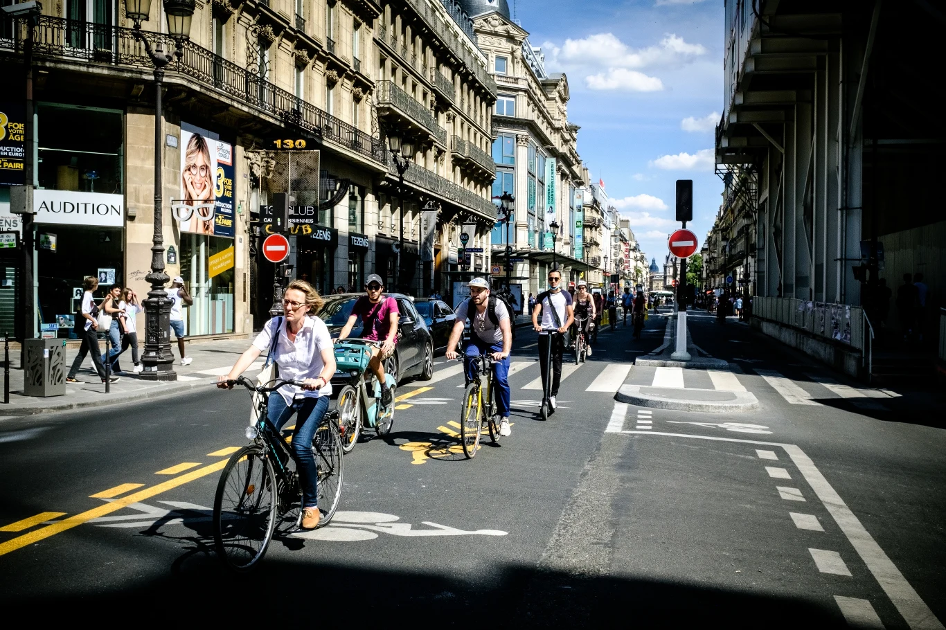 Ulice od zawsze były dla samochodów. Nowe władze miejskie uważają jednak, że samochody to zło! Ulice od zawsze były dla samochodów. Nowe władze miejskie uważają jednak, że samochody to zło!