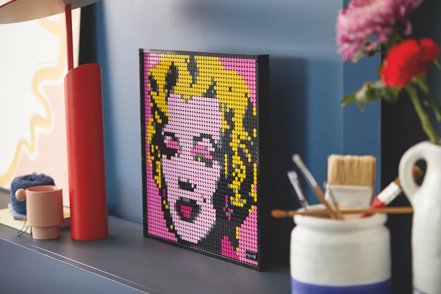 LEGO Andy Warhol’s Marilyn Monroe występuje w trzech gamach kolorystycznych