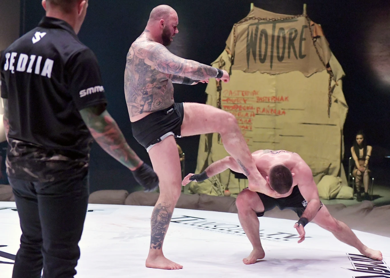 Karol Grzesiuk (po lewej) i Piotr Kurowski podczas pojedynku na gołe pięści Karol Grzesiuk (po lewej) i Piotr Kurowski podczas pojedynku na gołe pięści