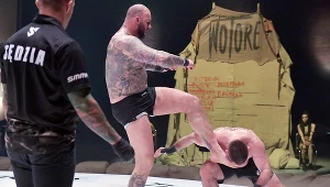 Karol Grzesiuk (po lewej) i Piotr Kurowski podczas pojedynku na gołe pięści