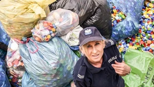 Zuzia to dwulatka, która walczy z rakiem. To dla niej st. sierż. Monika Brojecka zbiera nakrętki