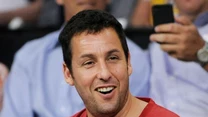 Adam Sandler od lat jest jedną z największych gwiazd filmów komediowych. Pojawił się między innymi w takich produkcjach jak: "Ahoj dziewczyny","Billy Madison","Farciarz Gilmore" czy "Super tata". Na brak propozycji zawodowych aktor nie może narzekać. 

Fani uwielbiają jego niebanalne poczucie humoru, dzięki któremu wyróżnia się na tle innych aktorów. 