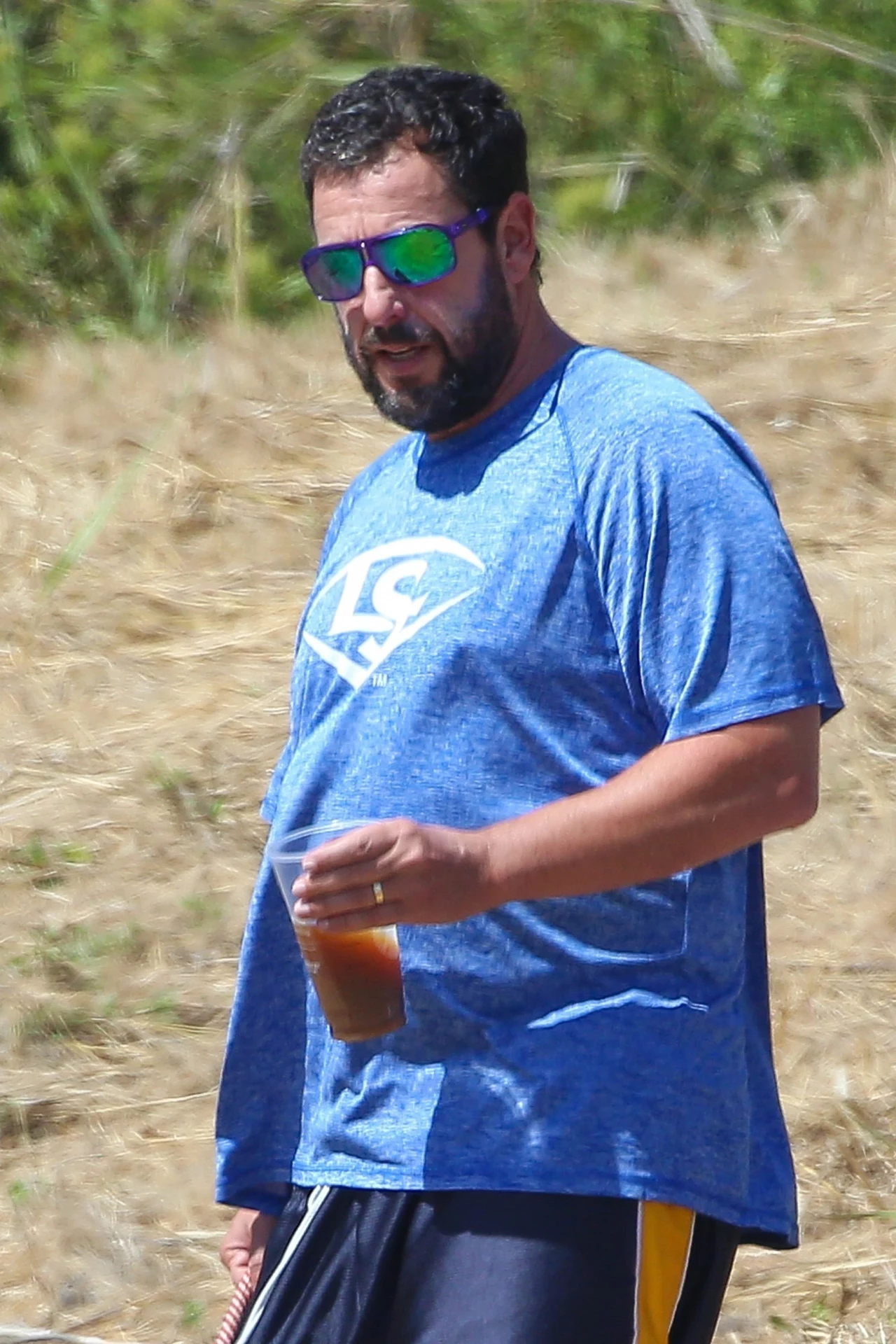 Kilogramy odłożyły mu się w okolicach brzucha. Widać, że Adam Sandler ma oponkę. Na pewno przyda się mu więcej aktywności fizycznej. Wystarczyłoby, gdyby odrobinę poćwiczył. Mamy nadzieję, że aktor wkrótce wróci do formy! Kilogramy odłożyły mu się w okolicach brzucha. Widać, że Adam Sandler ma oponkę. Na pewno przyda się mu więcej aktywności fizycznej. Wystarczyłoby, gdyby odrobinę poćwiczył. Mamy nadzieję, że aktor wkrótce wróci do formy!