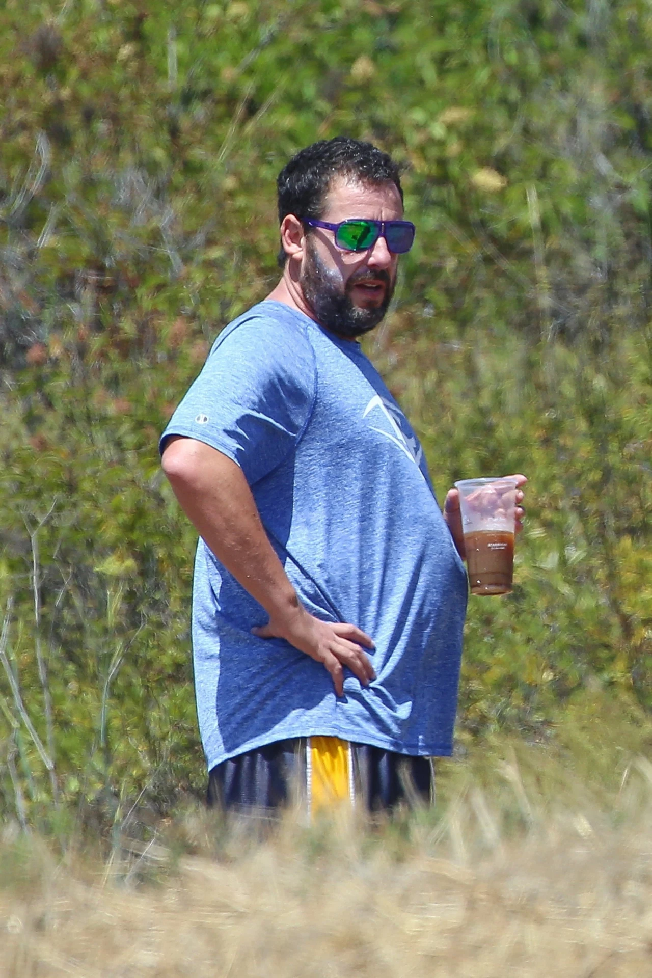 Okres pandemii nie sprzyja aktywności fizycznej, przez co Adam Sandler przybrał nieco na wadze. Można było to zauważyć, kiedy został przyłapany przez fotoreporterów na spacerze z psem. W sportowym stroju i ciemnych okularach niełatwo jest go rozpoznać. Okres pandemii nie sprzyja aktywności fizycznej, przez co Adam Sandler przybrał nieco na wadze. Można było to zauważyć, kiedy został przyłapany przez fotoreporterów na spacerze z psem. W sportowym stroju i ciemnych okularach niełatwo jest go rozpoznać.