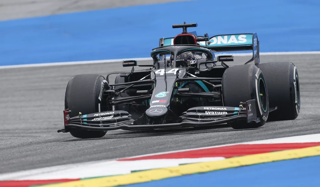 Lewis Hamilton za kierownicą nowego, czarnego bolidu Mercedesa Lewis Hamilton za kierownicą nowego, czarnego bolidu Mercedesa