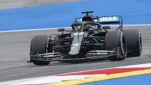Lewis Hamilton za kierownicą nowego, czarnego bolidu Mercedesa