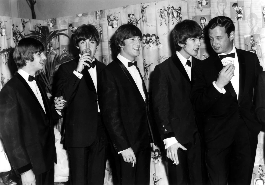 The Beatles i Brian Epstein (pierwszy z prawej) w 1964 r.