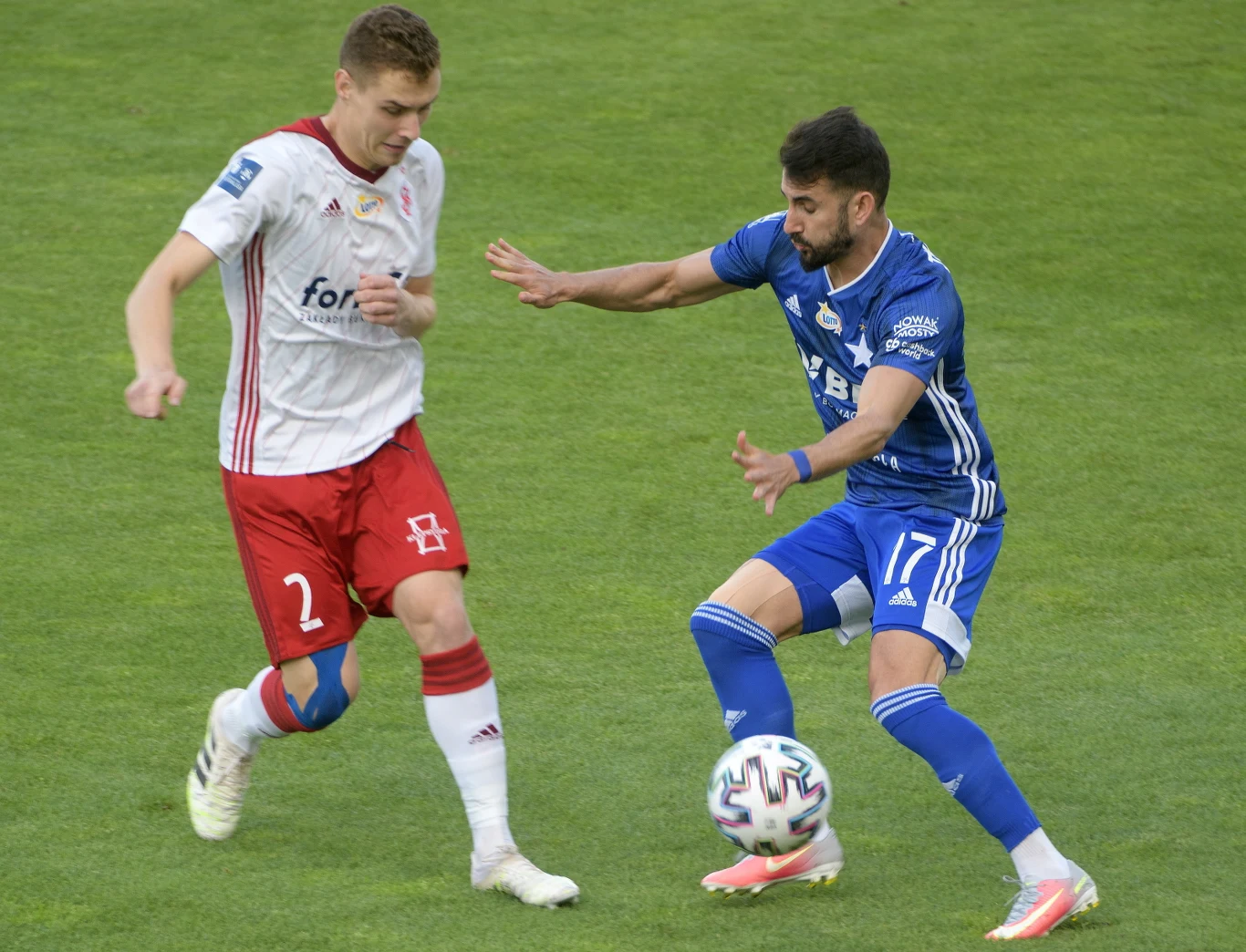 Po faulu Jana Sobocińskiego (z lewej), Alon Turgeman zdobył bramkę na wagę utrzymania Wisły Po faulu Jana Sobocińskiego (z lewej), Alon Turgeman zdobył bramkę na wagę utrzymania Wisły