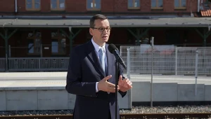 Premier Mateusz Morawiecki podczas konferencji prasowej na dworcu kolejowym w Szczytnie
