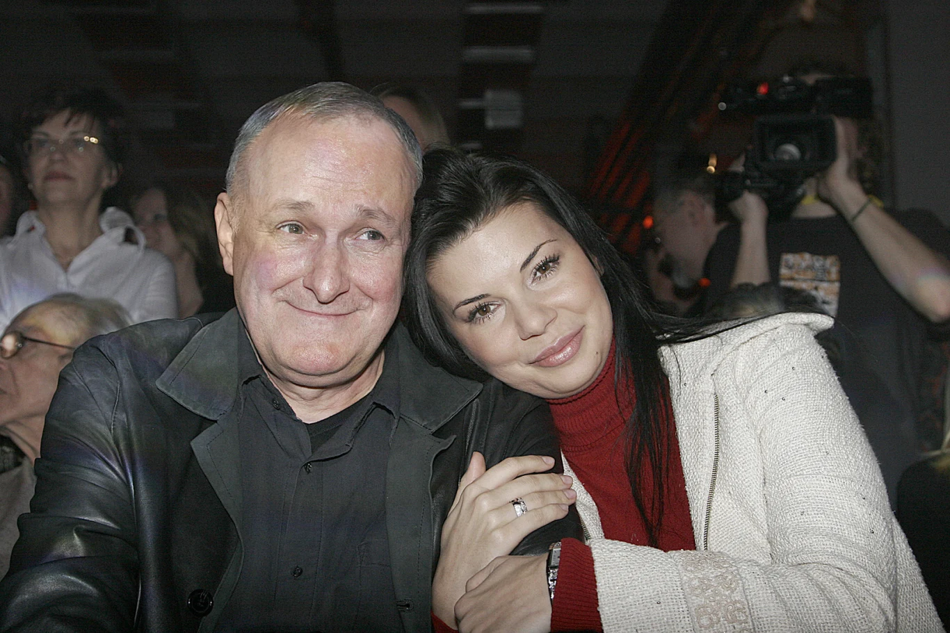 6 lipca 1950 r. w Sosnowcu na świat przyszedł Jacek Cygan, jeden z najpopularniejszych polskich tekściarzy. "Piszę tylko dla osób, które znam, które są mi bliskie. Ja nie jestem okienkiem na poczcie: kwituje muzykę, proszę za trzy dni przyjść, kupić znaczek za trzy pięćdziesiąt i tekst będzie gotowy! Ja muszę osobę, dla której piszę, znać. Muszę jej spojrzeć w oczy, pogadać z nią. To jest klucz do stworzenia postaci na scenie. Mówię o tym z przyjemnością, że byłem 'ojcem chrzestnym' artystów, którzy zaczynali" - opowiadał w rozmowie z PAP Life. Na zdjęciu Jacek Cygan z Edytą Górniak, dla której napisał m.in. "To nie ja!". Z tym utworem wokalistka zajęła 2. miejsce w Konkursie Piosenki Eurowizji w 1994 r.