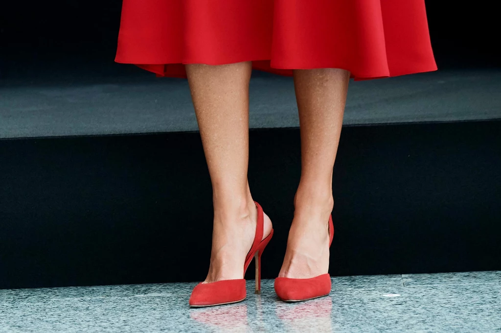 Buty i torebka również były czerwone. Ten kolor idealnie podkreśla urodę królowej Letizii. Buty i torebka również były czerwone. Ten kolor idealnie podkreśla urodę królowej Letizii.