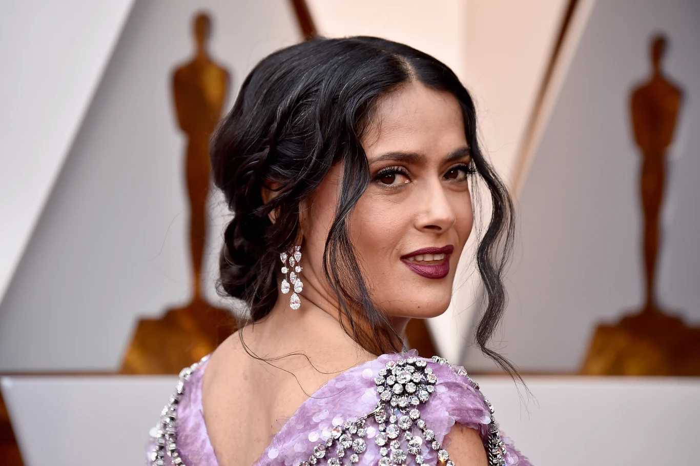Salma Hayek od lat walczy w Hollywood o prawa kobiet. "Presja, jaką wywiera się na kobietach, jest szalona. Żeby zarabiać tyle, co mężczyzna, musisz być od niego znacznie lepsza. A w tym czasie masz być też dobrą żoną i matką. I wyglądać na dwadzieścia lat w wieku czterdziestu. Musimy skończyć z tymi oczekiwaniami" - argumentowała w rozmowie z "The Guardian".

Na zdjęciu: Salma Hayek na rozdaniu Oscarów w 2018 roku