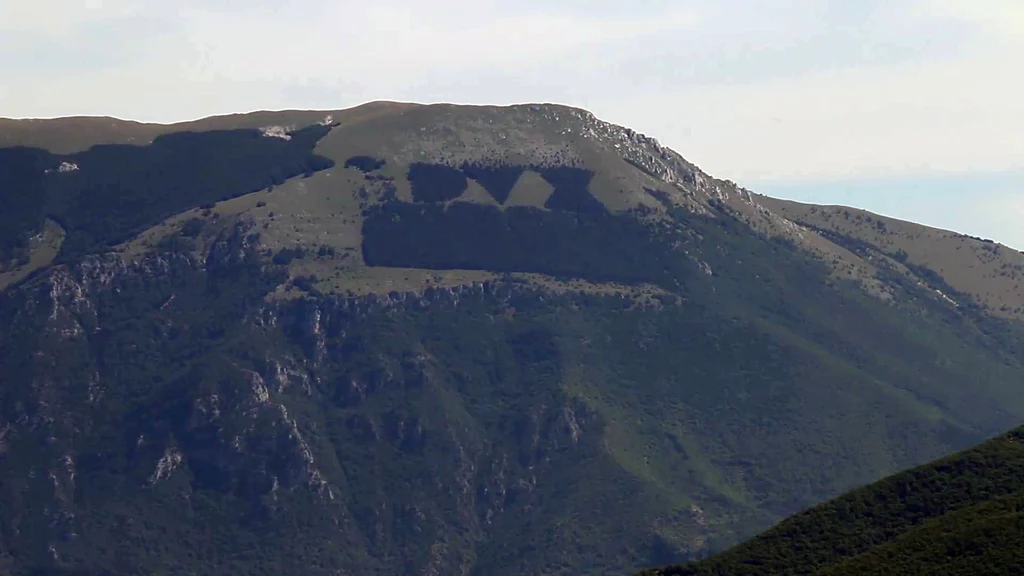 Napis na Monte Giano widoczny jest z wielu kilometrów...