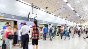 Na zdj. mieszkańcy stolicy Korei Płd.