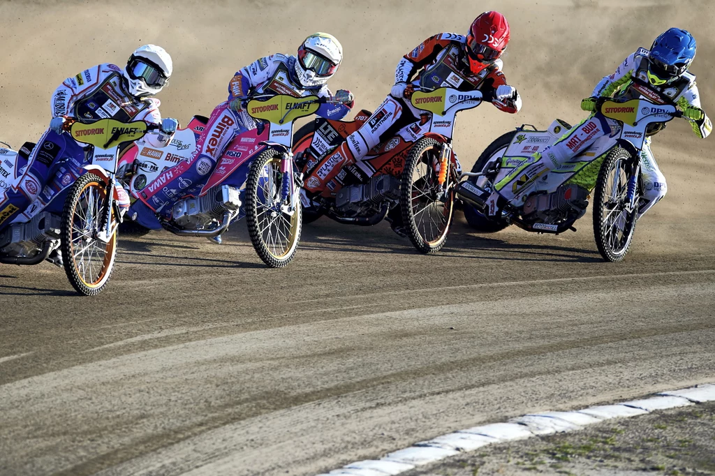 Krystian Pieszczek (kask czerwony) i Matic Ivaczić (niebieski) z drużyny Północy oraz Adrian Gała (żółty) i Daniel Jeleniewski (biały) z zespołu Południa