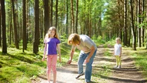 Insekty zniechęci zapach skóry, jeśli będziesz jeść dużo czosnku lub cebuli. Kleszcze aktywne są rano i późnym popołudniem oraz tuż po obeschnięciu rosy. Zachowaj wtedy szczególną ostrożność. Chodź środkiem ścieżek, nie siadaj w trawie. Na wyprawy do lasu wkładaj długie spodnie, bluzki z rękawem (najlepiej jasne, zauważysz kleszcze na ubraniu) i noś czapkę lub kapelusz.

Źródło: Twoje Imperium