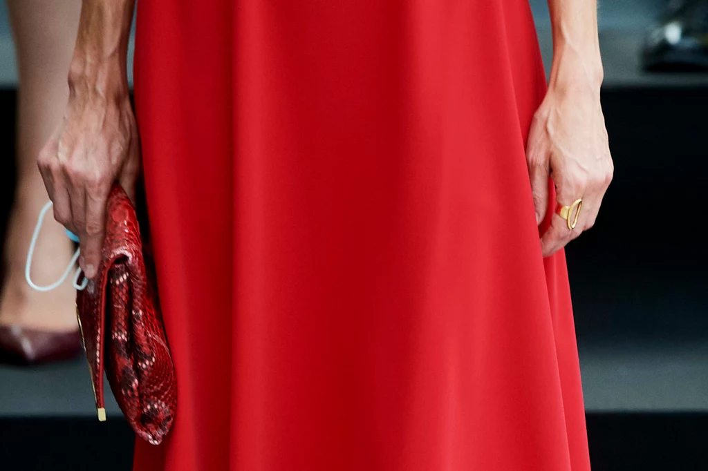 Elegancka sukienka to nie wszystko. Królowa doskonale o tym wie, dlatego nie zapomniała o dodatkach, które idealnie pasują do jej stylizacji. Elegancka sukienka to nie wszystko. Królowa doskonale o tym wie, dlatego nie zapomniała o dodatkach, które idealnie pasują do jej stylizacji.