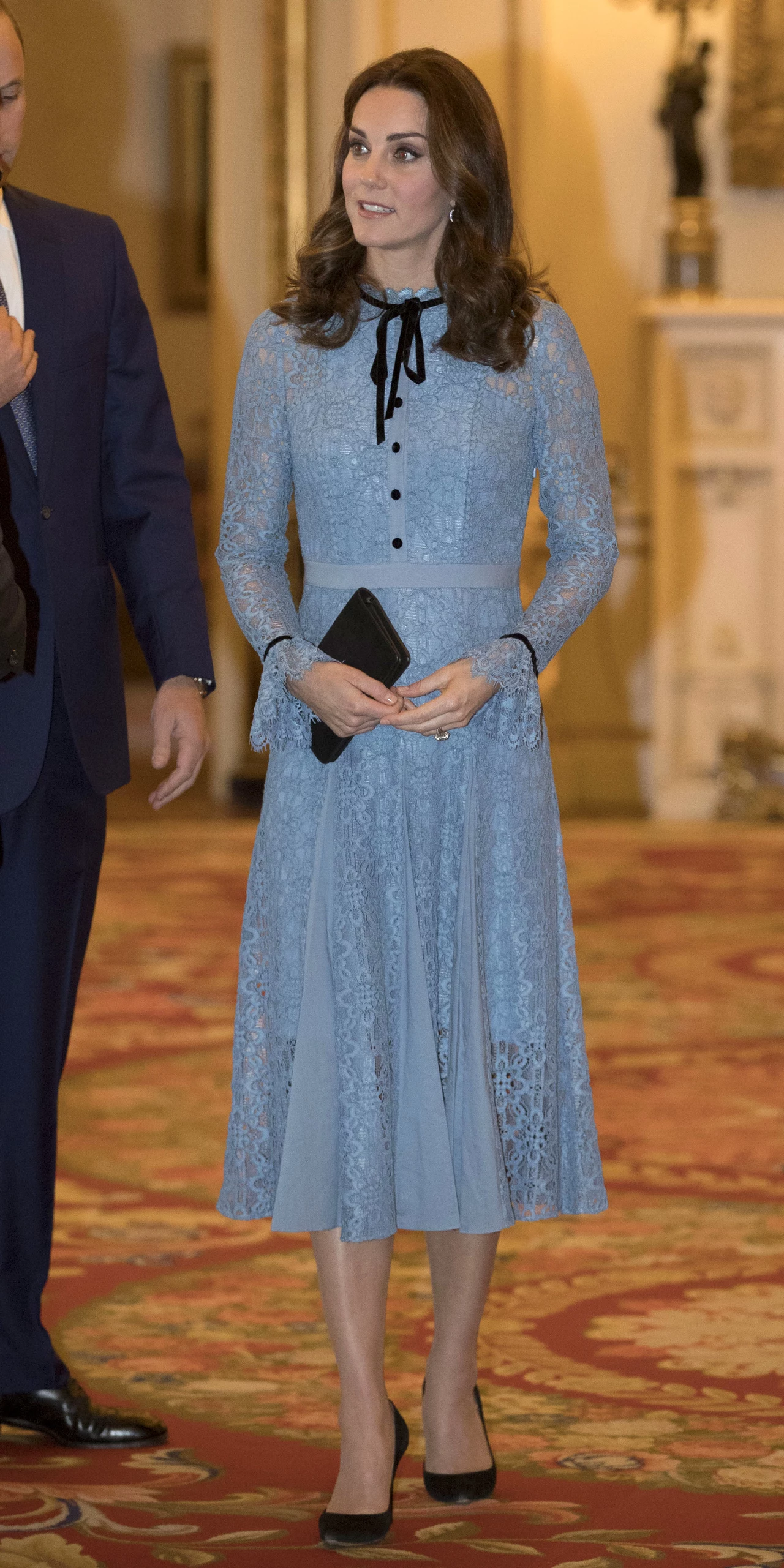 Kolejny przykład wykorzystania błękitu podczas formalnego spotkania. W tym modelu wykorzystano dobre wzorce stylu Coco Chanel. Zabudowana stójką góra i do tego wstążka. Czyż nie wygląda to uroczo? Czasem "mniej znaczy więcej" i to jest właśnie ten przykład. Warto go zapamiętać, kiedy będziemy zaproszone na biznesowe spotkanie w środku lata. Kolejny przykład wykorzystania błękitu podczas formalnego spotkania. W tym modelu wykorzystano dobre wzorce stylu Coco Chanel. Zabudowana stójką góra i do tego wstążka. Czyż nie wygląda to uroczo? Czasem "mniej znaczy więcej" i to jest właśnie ten przykład. Warto go zapamiętać, kiedy będziemy zaproszone na biznesowe spotkanie w środku lata.