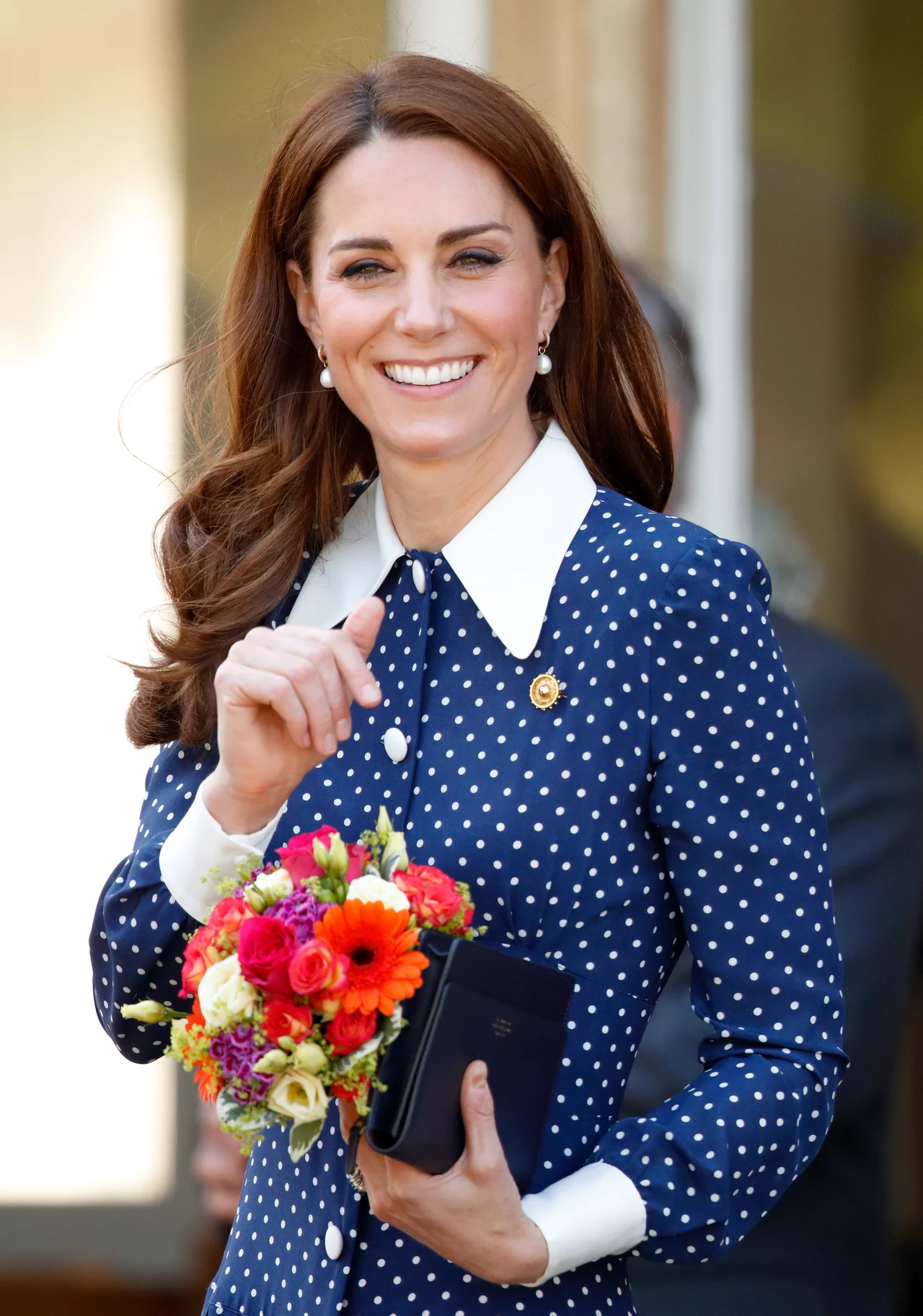 Ta kreacja to hołd dla księżnej Diany. Kate Middleton upamiętnia swoją teściową wkładając niebieską suknię Beulah London o wartości 525 funtów na wizytę w szpitalu kilka dni po 59 rocznicy urodziny matki księcia Williama. Duże kołnierze co jakiś czas wracają. W 2020 także mogą być ozdoba niejednej stylizacji. Odważycie się? Ta kreacja to hołd dla księżnej Diany. Kate Middleton upamiętnia swoją teściową wkładając niebieską suknię Beulah London o wartości 525 funtów na wizytę w szpitalu kilka dni po 59 rocznicy urodziny matki księcia Williama. Duże kołnierze co jakiś czas wracają. W 2020 także mogą być ozdoba niejednej stylizacji. Odważycie się?