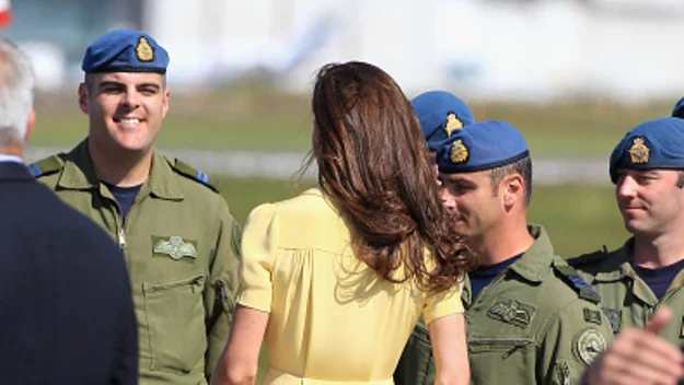 Księżna Kate nie boi się kolorów. Choć  niemal za każdym razem, gdy ma na sobie krzykliwą barwę, zalicza modową wpadkę. Dlaczego?