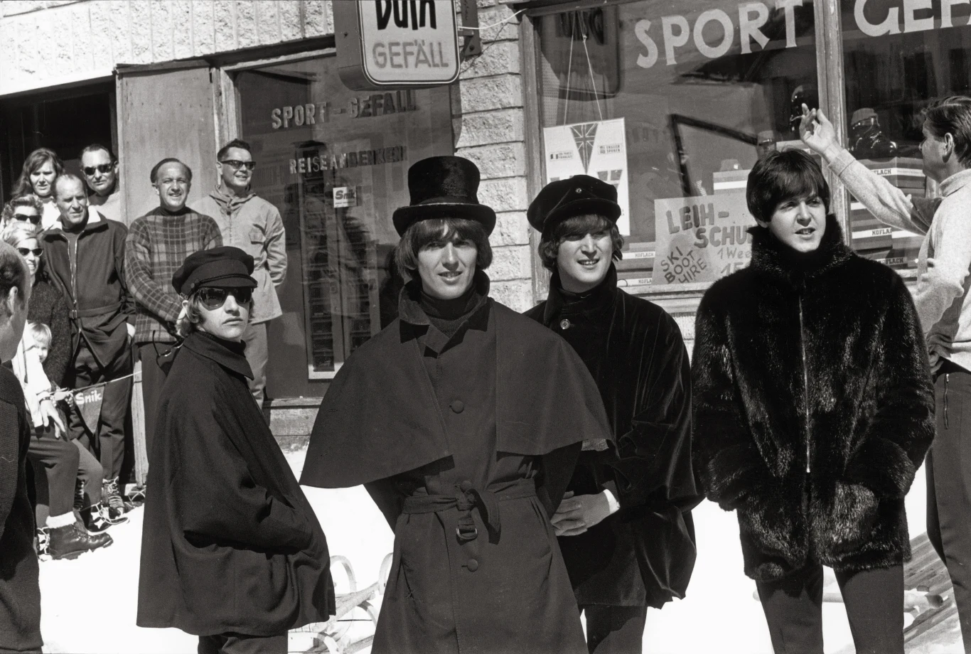 Ringo Starr jako jedyny kompozytor na płytach The Beatles podpisany jest pod utworami "Don't Pass Me By" (z płyty "The White Album") i "Octopus's Garden" (z "Abbey Road"). Z kolei jako główny wokalista wystąpił m.in. w przebojach "Yellow Submarine" i "With a Little Help From My Friends". Wielu fachowców za najwybitniejsze w dorobku Starra wymienia perkusyjne partie w utworze "A Day in the Life". W marcu 1970 r. ukazał się jego solowy debiut - "Sentimental Journey". Dorobek Starra poza The Beatles obejmuje w sumie 20 studyjnych płyt. Ostatnia z nich to "What's My Name" z października 2019 r. The Beatles na planie filmu "Help!", Salzburg (Austria), 1965 r.