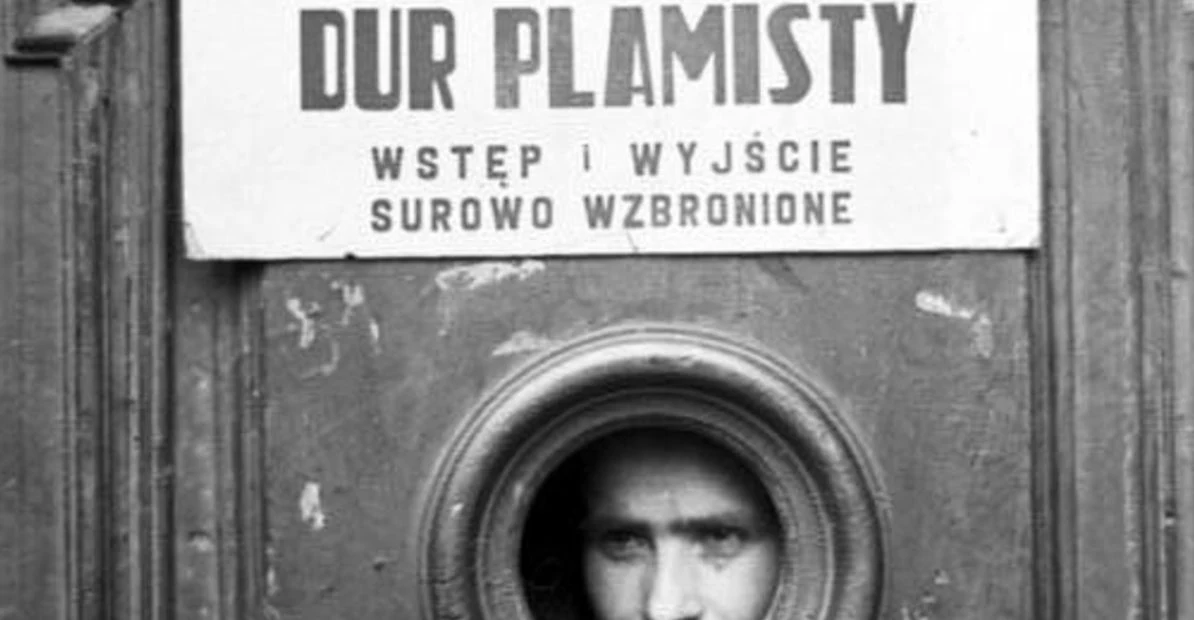 Kwarantanna w getcie warszawskim. Niemieckie zdjęcie propagandowe z maja 1941 roku Kwarantanna w getcie warszawskim. Niemieckie zdjęcie propagandowe z maja 1941 roku