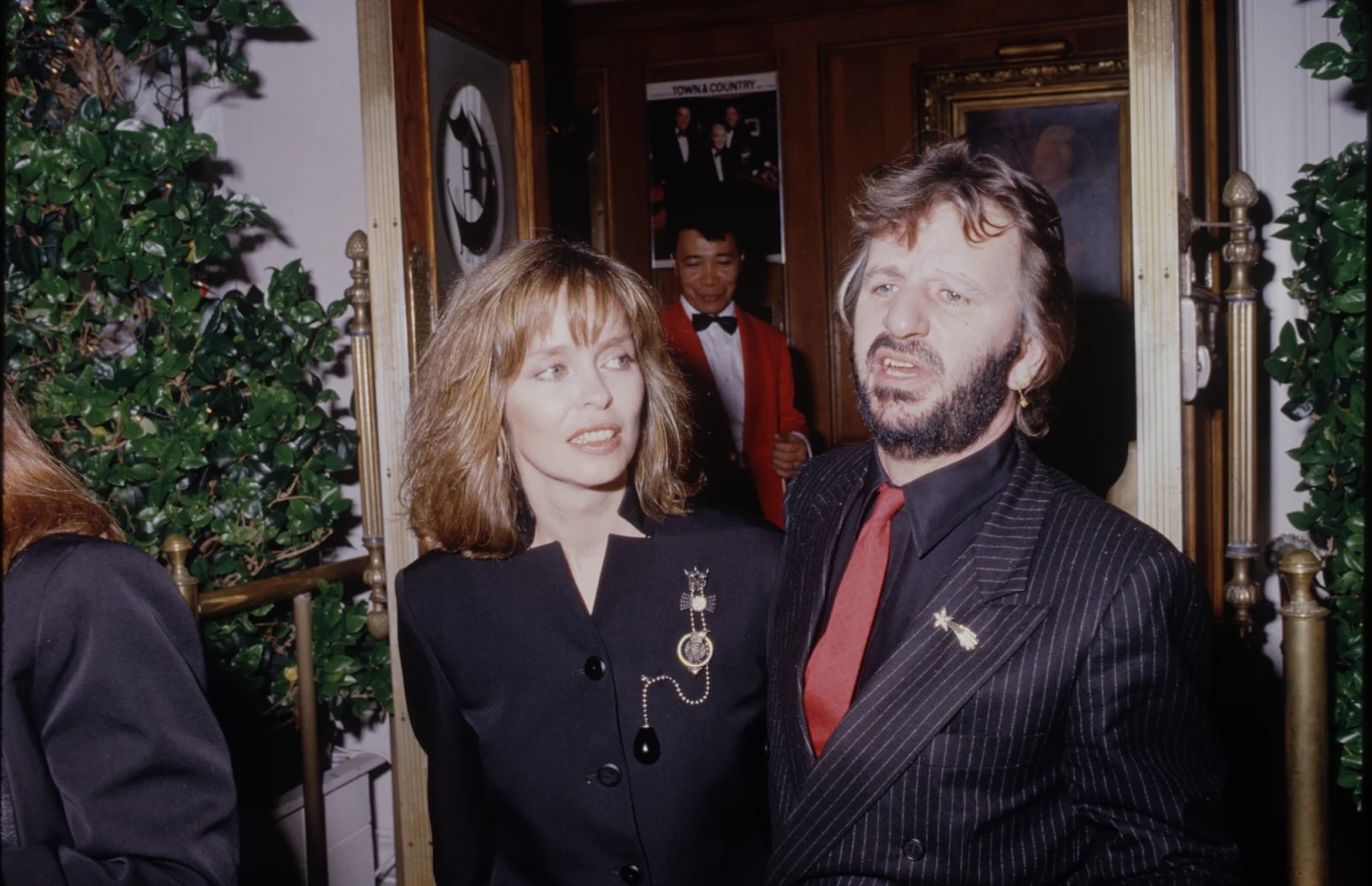 "Przed pobytem w klinice nie wiedziałem, że rodzinę taką jak ta, którą stworzyłem, określa się mianem dysfunkcyjnej - mówił później Ringo. - Imprezowaliśmy, wszyscy się nawalali i odpływali. To była część mojego życia. Moja matka kiedyś opowiadała mi, że gdy miałem dziewięć lat, czołgałem się po pijaku. Ojciec mojego kumpla miał uszykowany alkohol na Boże Narodzenie, a my postanowiliśmy go spróbować. Niewiele pamiętam. Wtedy po raz pierwszy urwał mi się film. Człowiekowi zawsze się wydaje, że po alkoholu czy kokainie robi się zabawny. Opowiadasz w kółko tę samą historię tym samym ludziom. Teraz spotykam czasami różne osoby i myślę sobie: 'Jezu, ja naprawdę taki byłem?'. A cichy głos w mojej głowie mówi: 'Tak, byłeś'". Barbara Bach i Ringo Starr przed jedną z restauracji w Beverly Hills pod koniec lat 80.