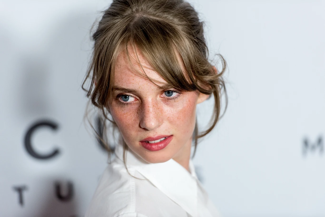 Maya Ray Thurman Hawke (bo tak brzmi jej pełne nazwisko) urodziła się 8 lipca 1998 w Nowym Jorku. Jest córką aktorki i modelki Umy Thurman i aktora Ethana Hawke'a. Wszyscy podkreślają, że jest niezwykle podobna do swej pięknej matki. Krytycy twierdzą, że niewątpliwy talent aktorski odziedziczyła po rodzicach.

Na zdjęciu: Maya Hawke w Nowym Jorku (2017)