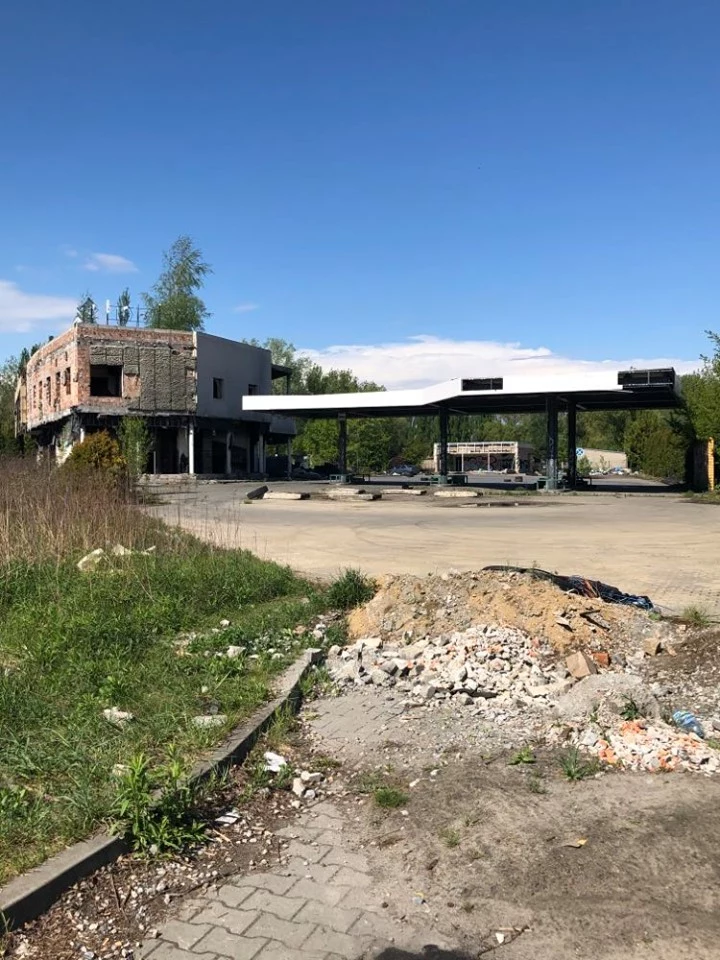 Niedokończone budowy „Szkieletory”, „Budynki widma”, „Domy duchy”, tak zwykle mówi się na budynki, które nigdy nie uzyskały swojej ostatecznej formy. Takie pustostany znajdziemy niemal w każdym mieście, nieraz w ścisłym jego centrum (przykładem niech będzie nieistniejący już krakowski szkieletor, który przez dekady straszył przy jednym z największych skrzyżowań miasta). Przyczyny ich powstawania są najróżniejsze: od finansowych kłopotów inwestora, przez problemy administracyjne, po zdarzenia losowe, takie jak pożar czy powódź. Niezależnie jednak od powodu, wszystkie okazują się zaskakująco trwałe i przez długie lata kłują w oczy sąsiadów. Niedokończone budowy „Szkieletory”, „Budynki widma”, „Domy duchy”, tak zwykle mówi się na budynki, które nigdy nie uzyskały swojej ostatecznej formy. Takie pustostany znajdziemy niemal w każdym mieście, nieraz w ścisłym jego centrum (przykładem niech będzie nieistniejący już krakowski szkieletor, który przez dekady straszył przy jednym z największych skrzyżowań miasta). Przyczyny ich powstawania są najróżniejsze: od finansowych kłopotów inwestora, przez problemy administracyjne, po zdarzenia losowe, takie jak pożar czy powódź. Niezależnie jednak od powodu, wszystkie okazują się zaskakująco trwałe i przez długie lata kłują w oczy sąsiadów.