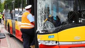 Autobus uderzył w zaparkowane samochody