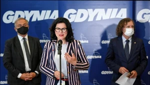 Prezydent Gdyni Wojciech Szczurek, prezydent Sopotu Jacek Karnowski i prezydent Gdańska Aleksandra Dulkiewicz podczas briefingu prasowego