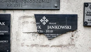 Zdewastowana tablica poświęcona ks. prałatowi Henrykowi Jankowskiemu