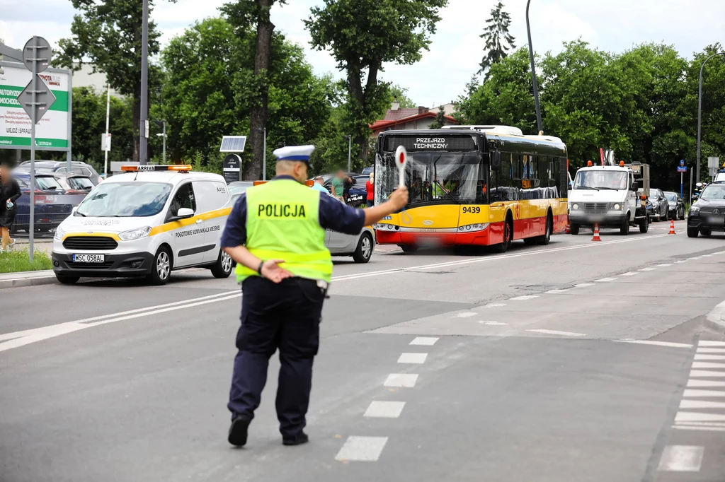 Miejsce zderzenia autobusu z samochodami