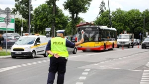 Miejsce zderzenia autobusu z samochodami