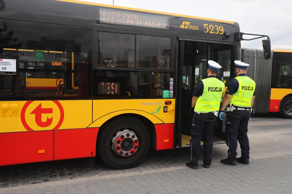 Stołeczni policjanci kontrole kierowców komunikacji miejskiej rozpoczęli w środę rano. Były one prowadzone m.in. w zajezdni Miejskich Zakładów Autobusowych przy ul. Stalowa, zajezdni Arrivy przy ul. Estrady, zajezdni PKS Grodzisk Mazowiecki przy ul. Klementowickiej, pętli autobusowej Płochocińska, pętli autobusowej Metro Marymont oraz pętli autobusowej os. Górczewska. Stołeczni policjanci kontrole kierowców komunikacji miejskiej rozpoczęli w środę rano. Były one prowadzone m.in. w zajezdni Miejskich Zakładów Autobusowych przy ul. Stalowa, zajezdni Arrivy przy ul. Estrady, zajezdni PKS Grodzisk Mazowiecki przy ul. Klementowickiej, pętli autobusowej Płochocińska, pętli autobusowej Metro Marymont oraz pętli autobusowej os. Górczewska.