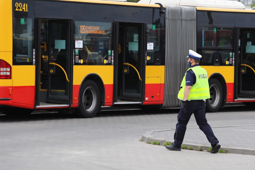 Kontrole mają związek z wypadkami, które w ostatnim czasie zdarzyły się w stolicy. Do pierwszego doszło 25 czerwca. Wówczas kierowca autobusu linii 186 spowodował wypadek na moście Grota-Roweckiego, w którym zginęła pasażerka, a czworo innych pasażerów zostało ciężko rannych. Tomasz U., który kierował autobusem, był pod wpływem amfetaminy. Został aresztowany. Kontrole mają związek z wypadkami, które w ostatnim czasie zdarzyły się w stolicy. Do pierwszego doszło 25 czerwca. Wówczas kierowca autobusu linii 186 spowodował wypadek na moście Grota-Roweckiego, w którym zginęła pasażerka, a czworo innych pasażerów zostało ciężko rannych. Tomasz U., który kierował autobusem, był pod wpływem amfetaminy. Został aresztowany.