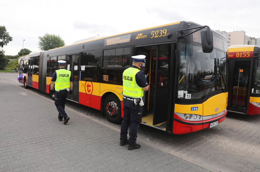 Jak informowała Komenda Stołeczna Policji, kontrole obejmują wszystkich przewoźników świadczących usługi w ramach autobusowej komunikacji miejskiej. Jak informowała Komenda Stołeczna Policji, kontrole obejmują wszystkich przewoźników świadczących usługi w ramach autobusowej komunikacji miejskiej.