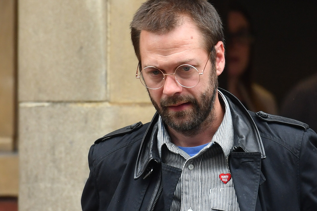 Tom Meighan opuszcza sąd po usłyszeniu wyroku